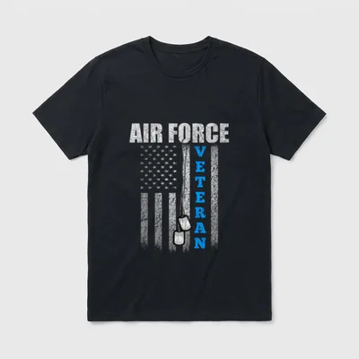 Veteran US Air Force American T-Shirt – AIR FORCE VETERAN text with military dog tags and chain – Classic T-Shirt in Black