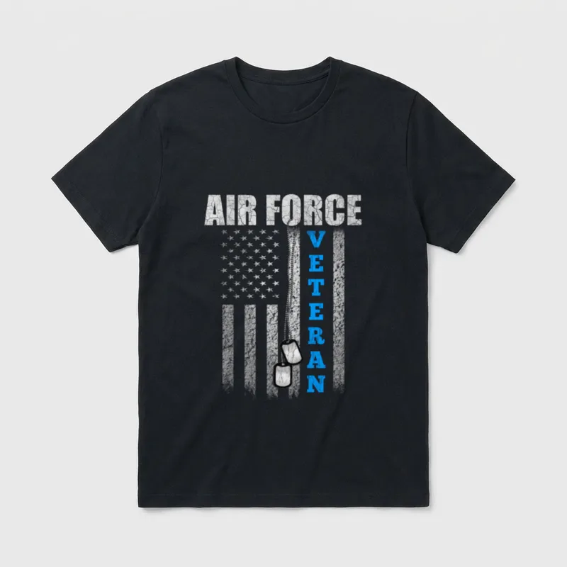 Veteran US Air Force American T-Shirt – AIR FORCE VETERAN text with military dog tags and chain – Classic T-Shirt in Black