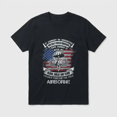 Airborne US Army Veteran T-Shirt – Paratrooper insignia with American flag and airborne creed text – Classic T-Shirt in Black