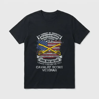 Military Cavalry Scout Flag T-Shirt – Crossed sabers and American flag with veteran honor text – Classic T-Shirt in Black