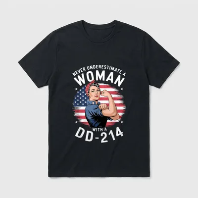 Never Underestimate a Women with American T-Shirt – NEVER UNDERESTIMATE A WOMAN WITH A DD-214 – Classic T-Shirt in Black