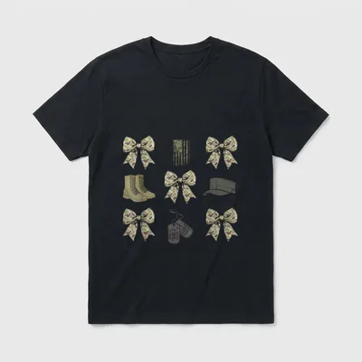 Military Coquette Veteran T-Shirt – Camouflage bows, combat boots, military cap, and dog tags – Classic T-Shirt in Black