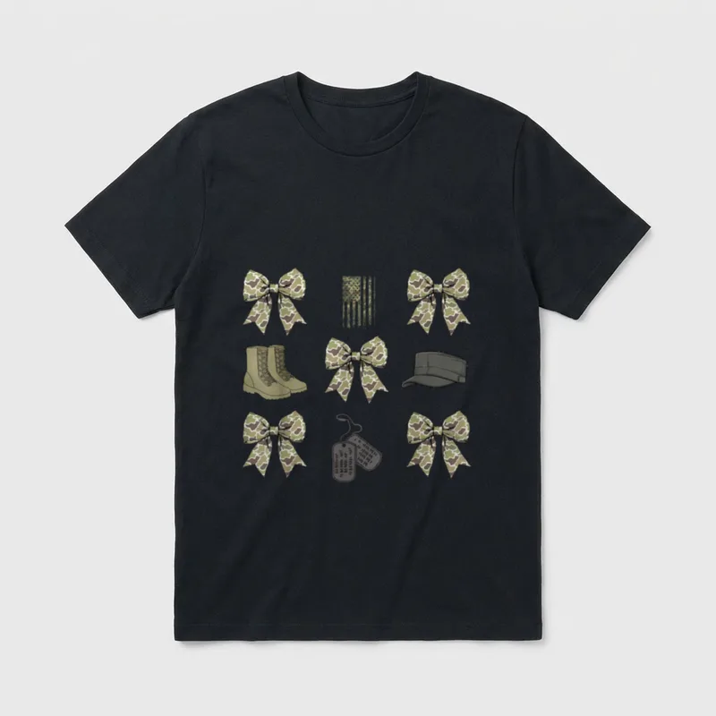 Military Coquette Veteran T-Shirt – Camouflage bows, combat boots, military cap, and dog tags – Classic T-Shirt in Black