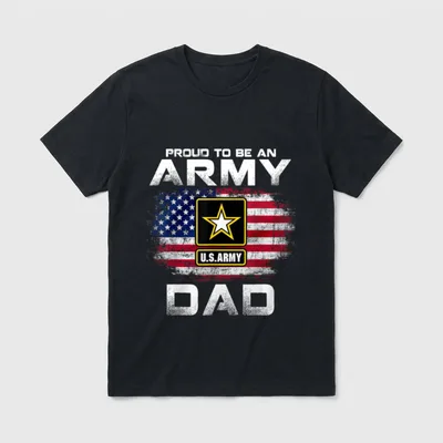 Military Dad American Flag T-Shirt – PROUD TO BE AN ARMY DAD with Army badge and flag – Classic T-Shirt in Black