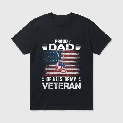 Proud Dad US Army Veteran T-Shirt – PROUD DAD OF A U.S. ARMY VETERAN with flag and dog tags – Classic T-Shirt in Black