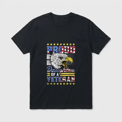 Military Daughter Veteran Family T-Shirt – PROUD Daughter OF A VETERAN with eagle and stars – Classic T-Shirt in Black