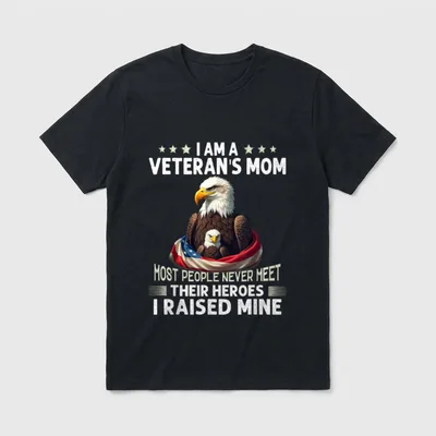 Veteran's Mom T-Shirt – I AM A VETERAN'S MOM text with eagles and flag – Classic T-Shirt in Black