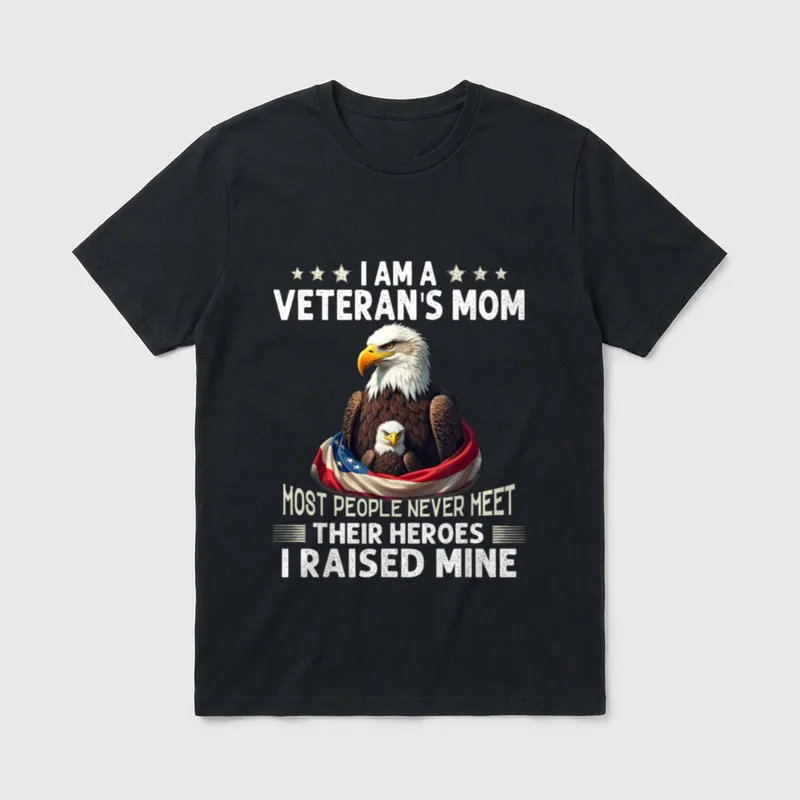 Veteran's Mom T-Shirt – I AM A VETERAN'S MOM text with eagles and flag – Classic T-Shirt in Black