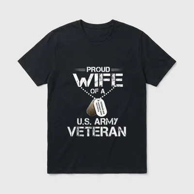 Veterans Day Wife T-Shirt – PROUD WIFE OF A U.S. ARMY VETERAN with dog tags – Classic T-Shirt in Black