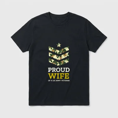 Army Wife Camo T-Shirt – PROUD WIFE OF A US ARMY VETERAN with camo chevron rank – Classic T-Shirt in Black