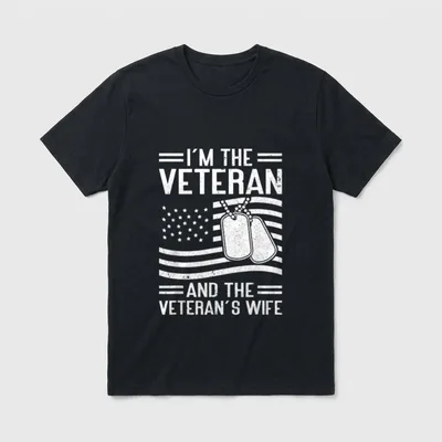 American Veteran's Wife T-Shirt – I'M THE VETERAN AND THE VETERAN'S WIFE text with dog tags – Classic T-Shirt in Black