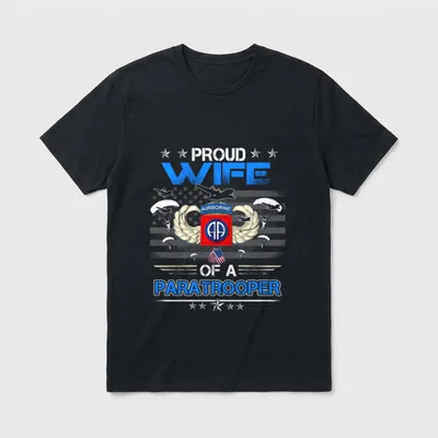 Army 82nd Airborne Wife T-Shirt – Proud Wife of a Paratrooper with airborne patch – Classic T-Shirt in Black