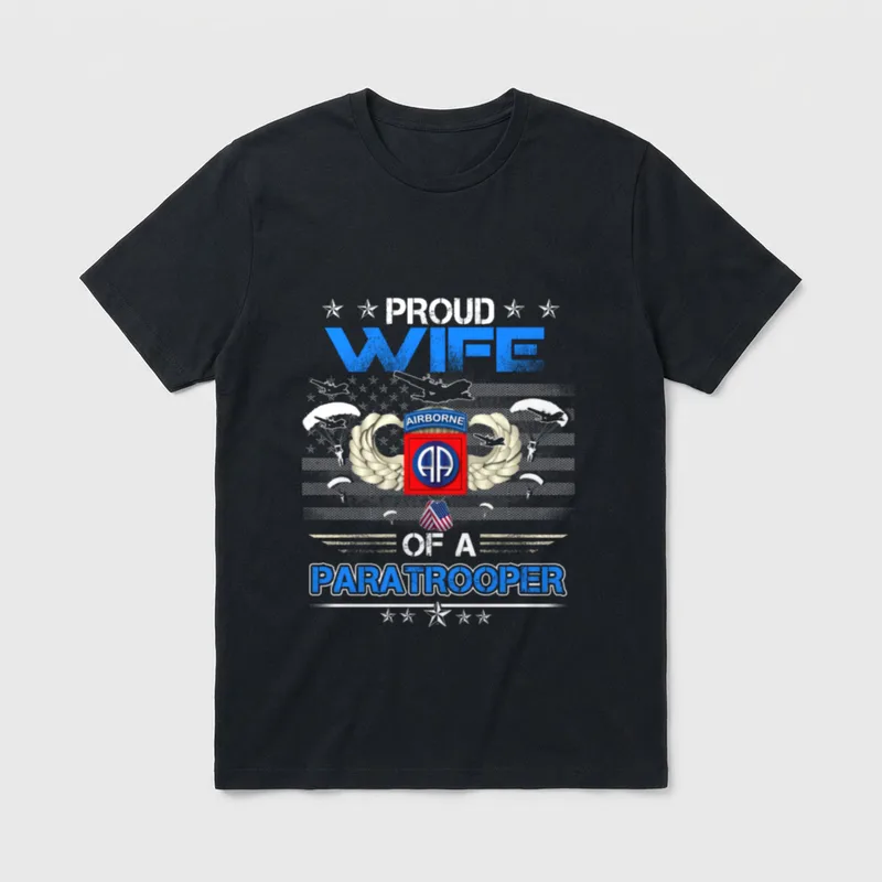 Army 82nd Airborne Wife T-Shirt – Proud Wife of a Paratrooper with airborne patch – Classic T-Shirt in Black