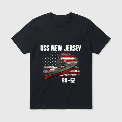USS New Jersey Battleship T-Shirt – USS NEW JERSEY BB-62 with warship and American flag – Classic T-Shirt in Black
