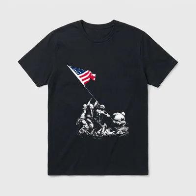 WWII Victory 80th Anniversary T-Shirt – Soldiers raising American flag on rocky ground – Classic T-Shirt in Black